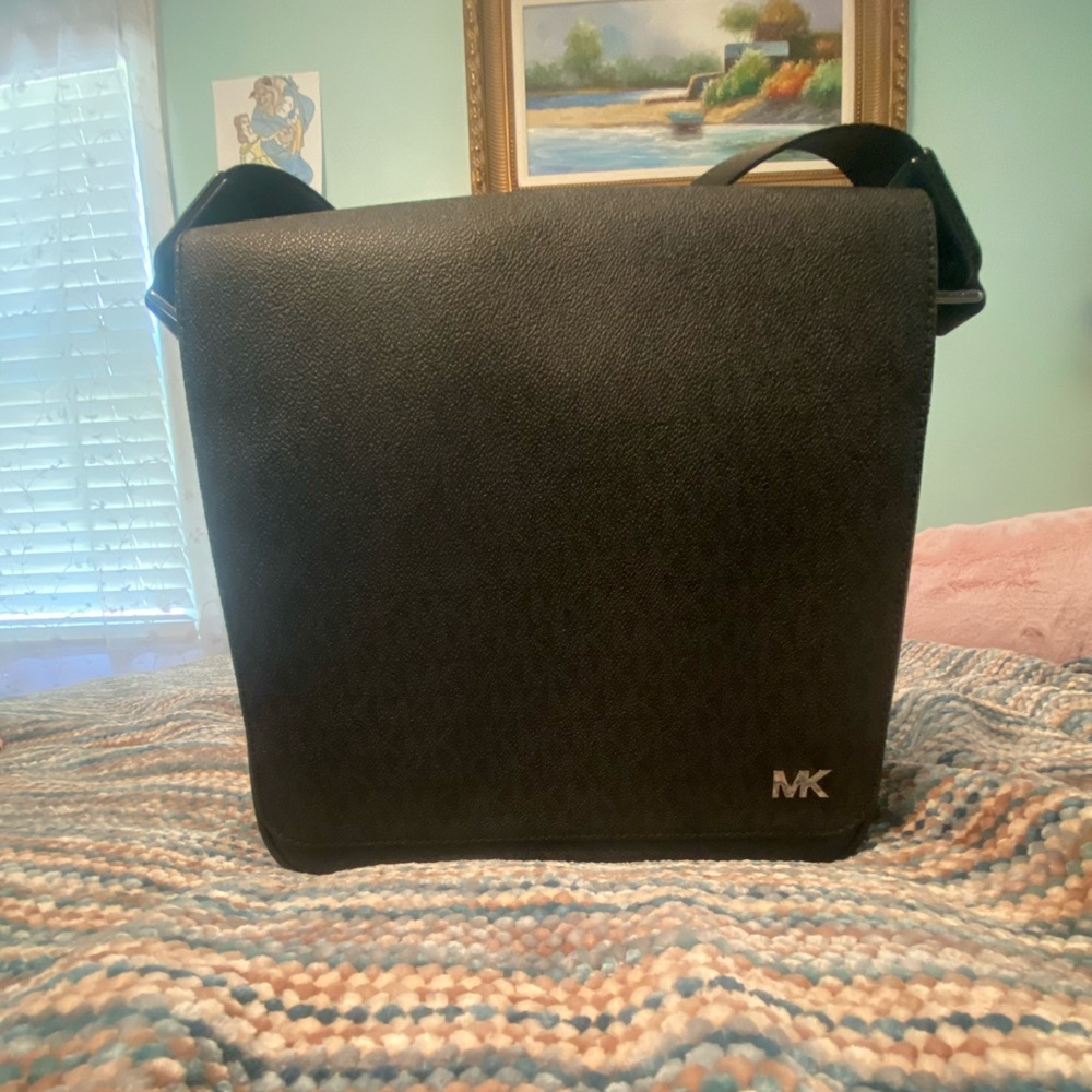 Michael Kors Signature Messenger Bag